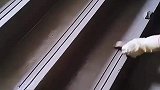 楼梯上的防滑条，原来是抹上去的