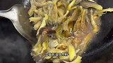 普普通通的一份素炒平菇，炒好了也是非常下饭的，做法超级简单