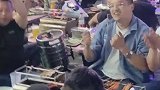 烧烤摊上顾客们载歌载舞，老板娘也跟着嗨起来