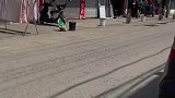 小伙给女生送礼物偶遇老师