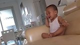 小宝宝这姿势真像老板，看个电视居然笑得这么大声，以后定成大事