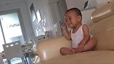 小宝宝这姿势真像老板，看个电视居然笑得这么大声，以后定成大事