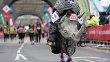 扮成犀牛跑伦敦马拉松 大神三倍体积穿着破纪录