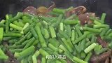 这是我家经常做的一道家常菜，清脆爽口，好吃又下饭