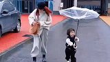 这小宝贝也太可爱了，自己还会打伞