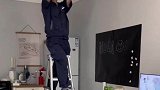 当社恐的猫猫，遇到修灯的师傅，竟躲在洗手池里暗中观察
