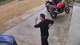 妻子停车时操作不当导致溜车，危急时刻丈夫上前一把拽出妻子！
