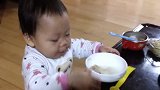 两岁的宝宝吃饭像个小大人，太让妈妈省心了！