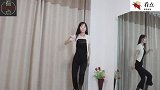 性感辣妹独跳时尚广场舞《偷偷的哭》