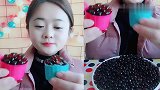 小可爱美女直播吃巧克力爆爆珠，一口咬下去超过瘾，向往的生活