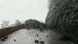 贵州持续性强降雨引发山体滑坡 巨石落下致道路中断