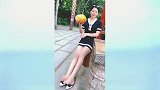 酷热夏日，丝袜担当清爽风迎面扑来，从头至脚的时尚魅力