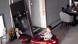 妈妈去上厕所，萌娃开车玩，不慎将客厅的镜子撞倒