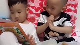 萌娃兄弟小老师，弟弟正读唐诗，宝宝一句嗷嗷辛苦笑哭