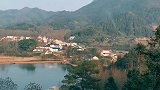 夕阳下，依山傍水的小村庄显得格外宁静祥和，多想定居在这里啊。