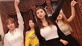 小姐姐喊闺蜜一起来家中跳舞，你感觉她们跳的怎么样
