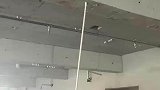工人往管子里吹烟，查看管子是通往哪里