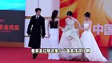 00后“谋女郎”首次亮相金鸡奖，红毯意外摔倒，曾被评吊打刘浩存