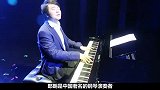 郎朗夫妇一天十个热搜，人民日报点名批评，网友们喊话：停止作秀