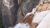 瀑布的源头居然是一根水管