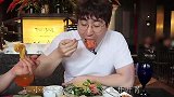 农村小伙带表弟进城吃牛排，兄弟俩吃的乐此不疲，是向往的生活！