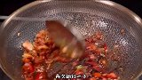 把面条放进滚烫的油锅中，出锅瞬间变美食，吃一次忘不了，真解馋