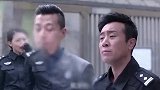 警花看不上分配给她的犬，结果她被犬咬了