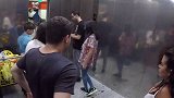 路人只是想乘坐电梯，结果被一群人给整蛊了，路人吓坏了