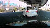 司机无意拐进逆行道，无奈开了下去