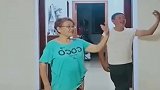 78岁母亲与儿子共舞，令人动容