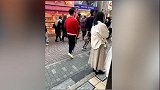 王思聪捐款100万后，现身日本买衣服未戴口罩