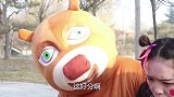 熊出没真人版：翠花给熊大和熊二分苹果，结果全被翠花吃了，真逗