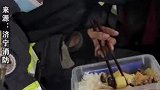 消防员出警结束归来，手抖拿不稳筷子