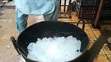 大叔卖“解暑”小吃，一半冰块一半果汁，2块1杯