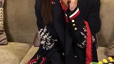 韩庚女友卢靖姗穿衣很有品位，这件外套颜色搭配好有民族风哦