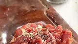 做个看了就有食欲的梅花肉炒彩椒！