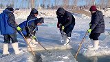 冬天湖里冰块，原来都是这样清除的，看完真是长见识了！