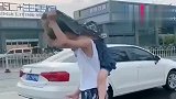 相差15岁的兄妹，无意间拍到这一幕，这是兄妹之间的爱
