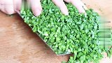 韭菜里打2个鸡蛋，这么做真的太香了，层层鲜嫩比韭菜盒子还好吃