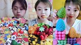 美女直播吃彩色巧克力，彩色松果巧克力，是我向往的生活