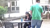 国外恶搞：作死小伙故意打翻妹子的饮料撒腿就跑，真是欠揍呢！