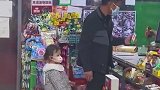 女孩逛完超市拉着陌生叔叔走，爸爸和陌生叔叔给女儿上了一课