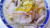 酸菜白肉怎么做会更香？酸香爽口不油不腻，原来是有秘密武器