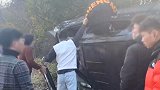 长深高速：轿车侧翻油箱泄漏 危急时刻休假武警破窗连救9人
