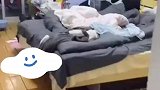 男子分享与女友的同居生活，女友在床上吃外卖，屋里全是垃圾