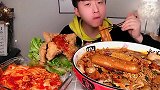 小哥哥吃麻辣烫和油条再加上泡菜，吃的超满足