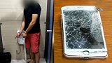 广东一男子女厕拍摄被抓 掰断手机欲毁证
