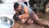 年度武林大会？大爷大妈街边格斗动作凶狠堪比UFC