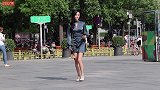 三里屯街拍，极品身材小姐姐来逛街，丝绸裙装超有质感