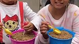 七彩童年：看姐妹两个在干什么
